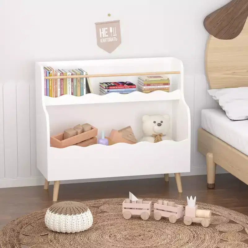 Étagère à livres blanche à deux niveaux pour enfants avec compartiments ondulés et pieds en bois