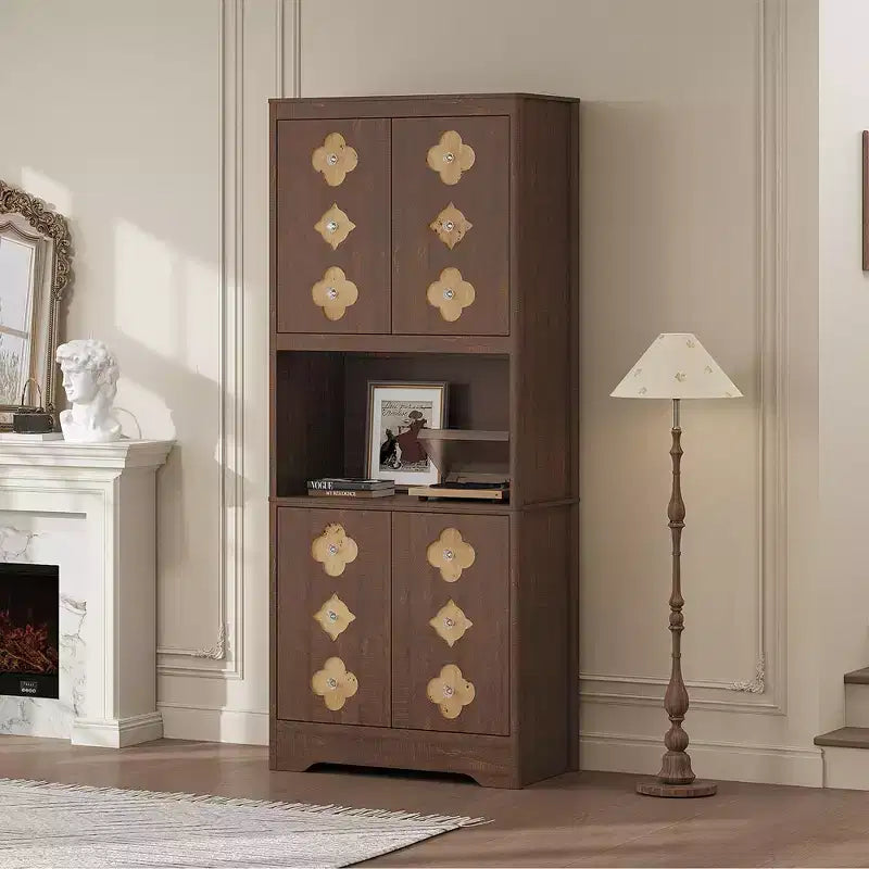 Meuble de rangement autoportant beige/marron/blanc, garde-manger 4 portes en bois avec plan de travail, porte sculptée et poignée en cristal